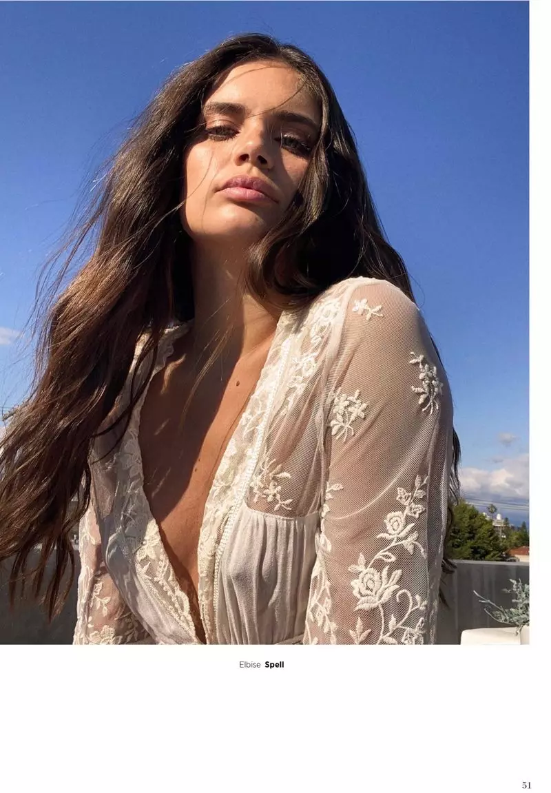 Sara Sampaio Yn Peri Dros FaceTime ar gyfer Twrci Harper's Bazaar