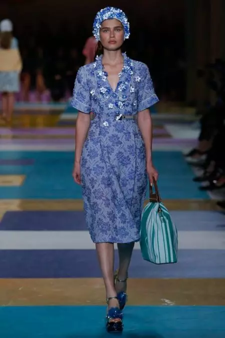 MiuMiuは2017年春にビーチに向かいます