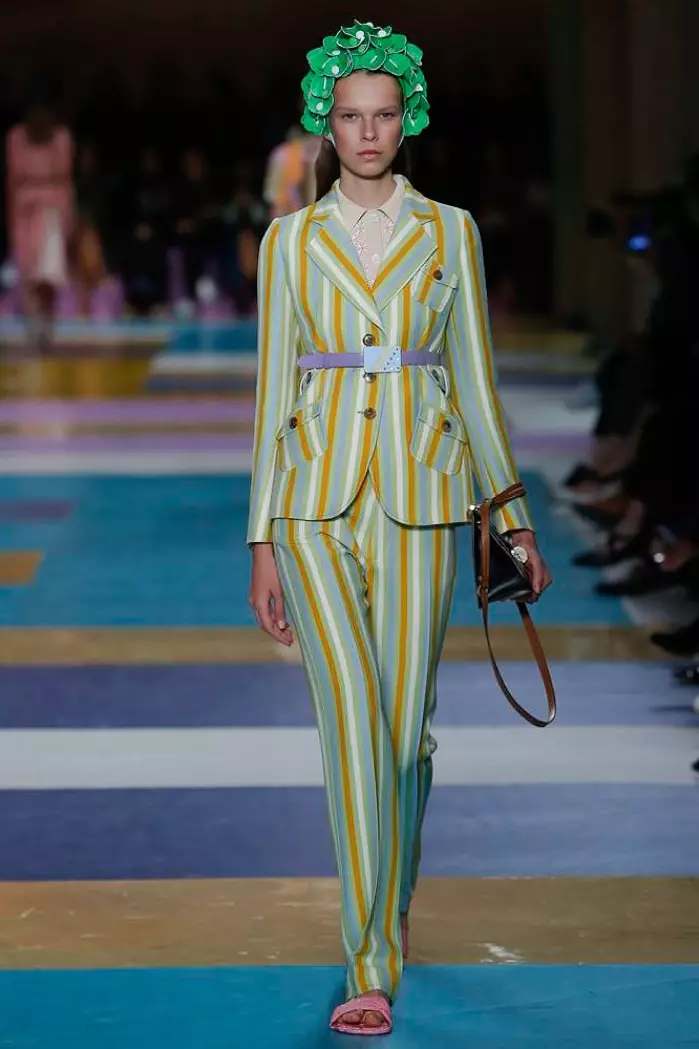 Miu Miu Spring 2017: Model amayenda panjanji mu jekete yamizeremizere ndi mathalauza