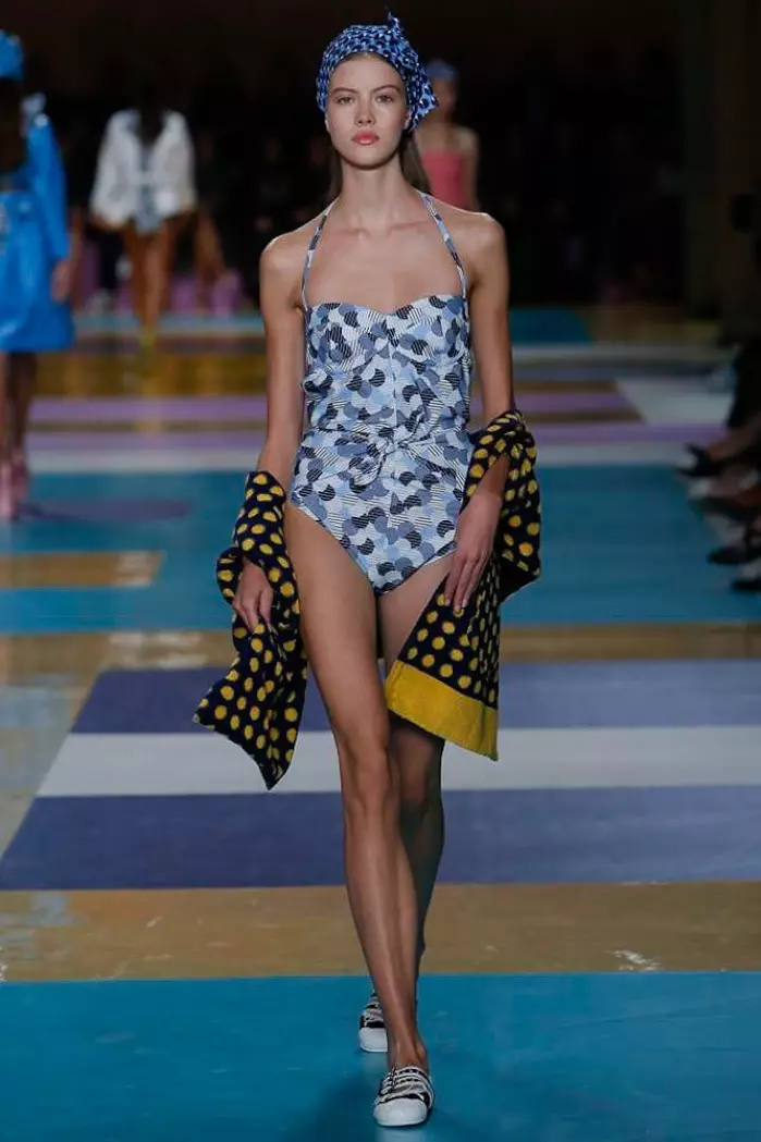 Miu Miu Spring 2017: Naglalakad ang modelo sa runway na naka-one-piece swimsuit at coverup