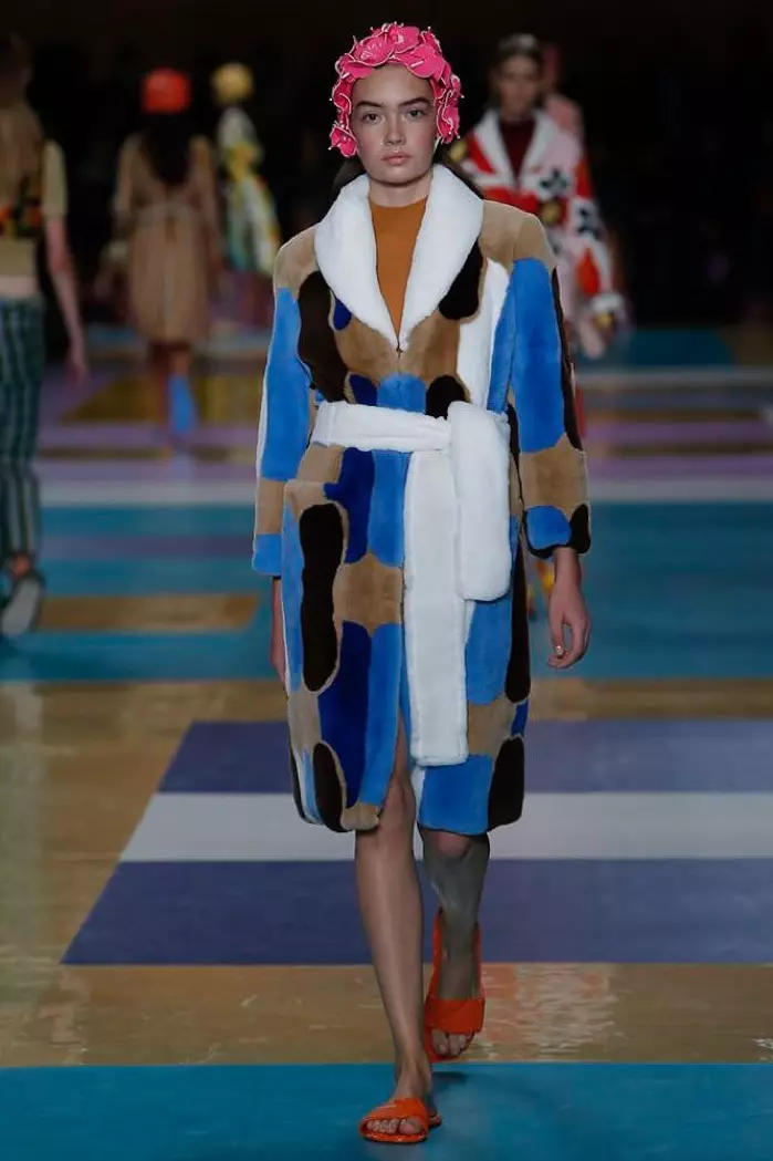 I-Miu Miu Spring 2017: Imodeli ihamba umgaqo weenqwelo-moya kwidyasi ye-patchwork ebotshelelwe esinqeni