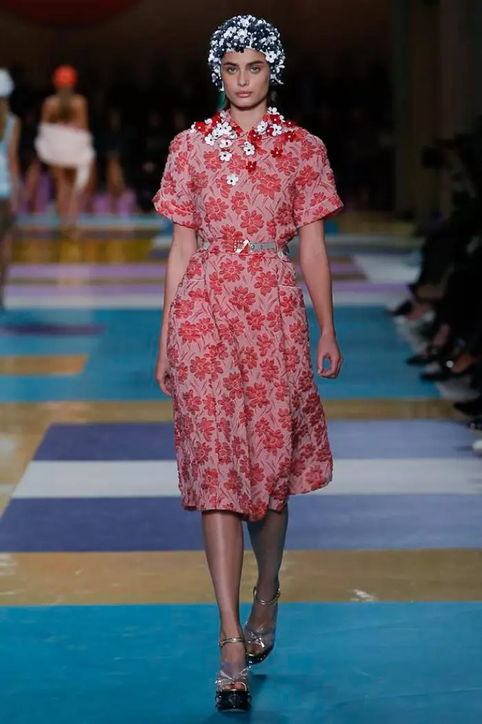 Miu Miu Spring 2017: टेलर हिल फ्लोरल एप्लिक्यु ड्रेसमा रनवेमा हिंड्दै