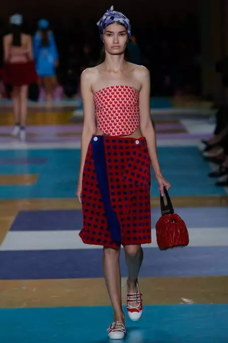 Tumungo si Miu Miu sa dalampasigan para sa Spring 2017