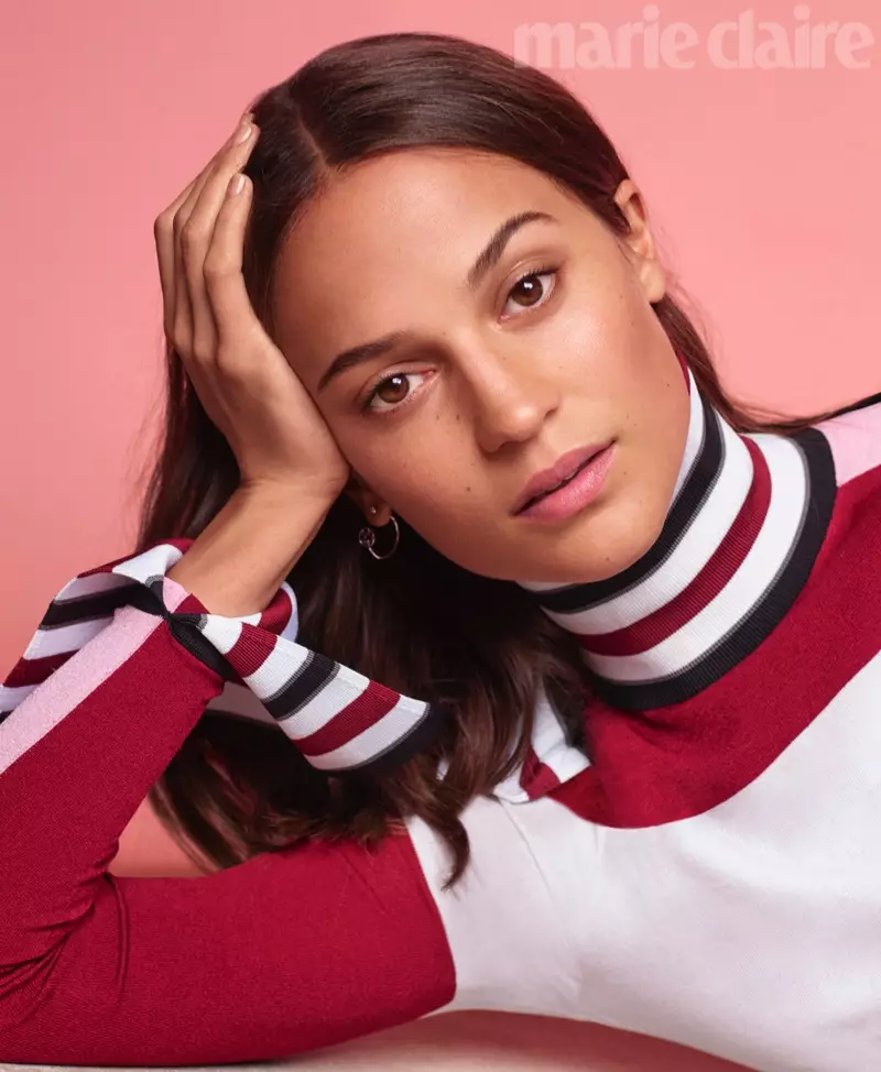 Ang aktres na si Alicia Vikander ay nagsusuot ng Louis Vuitton na damit at hikaw