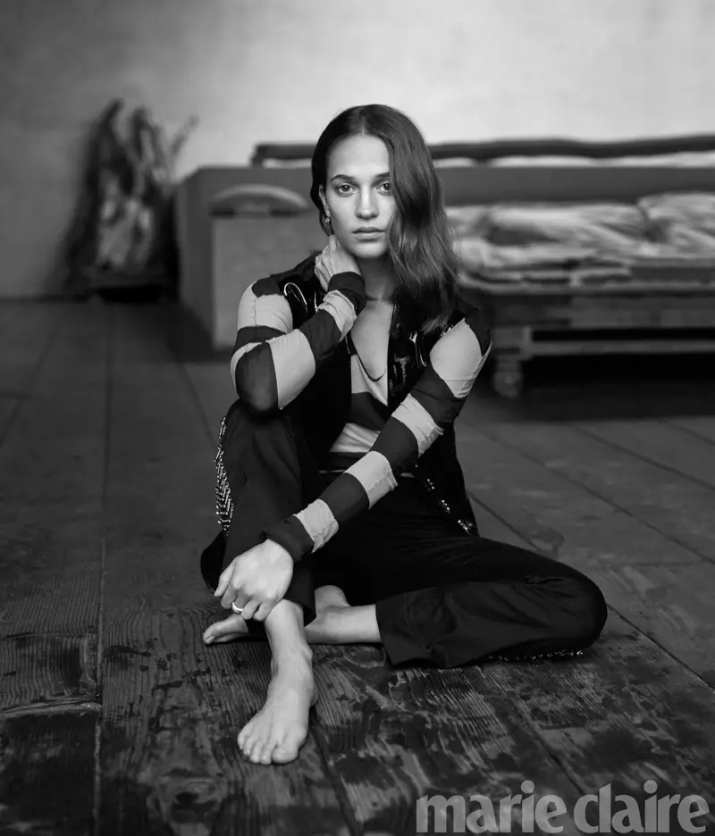 Alicia Vikander poserar i Louis Vuitton väst, topp, byxor och örhängen