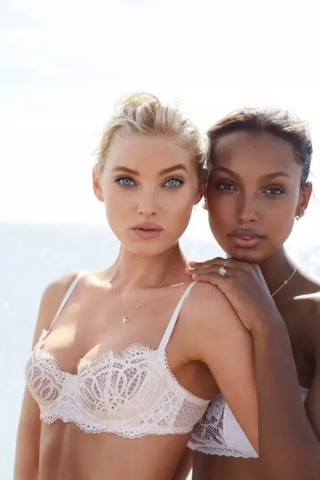 Victoria's Secret Angels poserar på stranden i vita sommarstilar