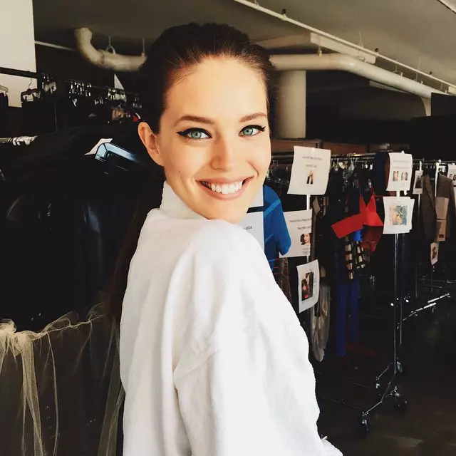 Emily Didonato sette gülümsüyor. Instagram üzerinden fotoğraf.