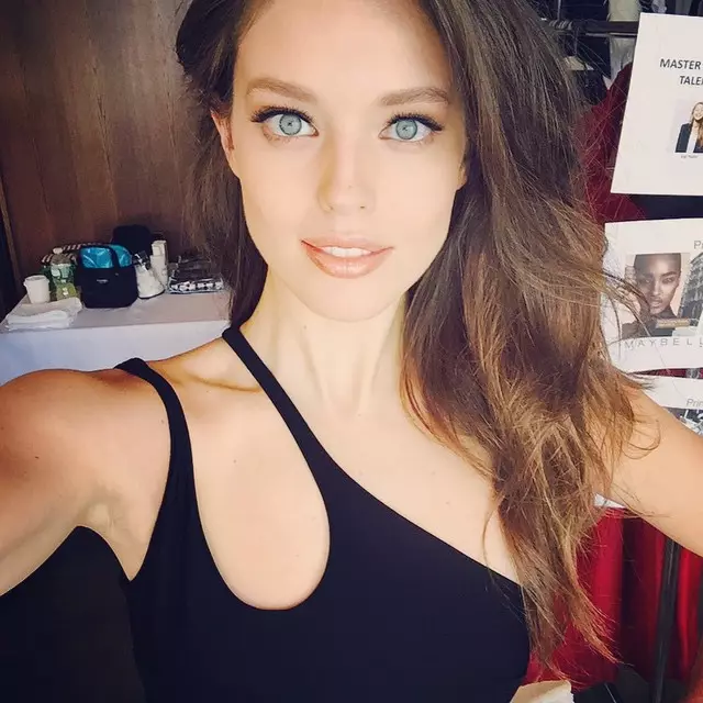 Emily DiDonato o bonts'a chebahalo e ntle haholo ho sehlopha sa Maybelline. Senepe ka Instagram.