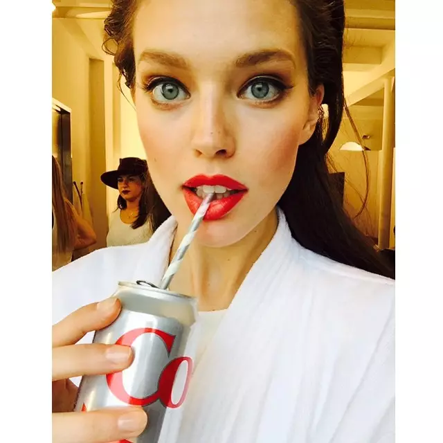 Emily DiDonato, Maybelline setinde kırmızı bir dudak sallıyor. Instagram üzerinden fotoğraf.