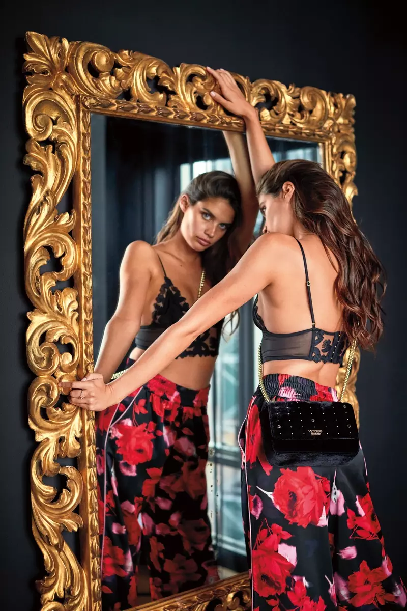 Sara Sampaio sube la temperatura en la campaña navideña 2019 de Victoria's Secret