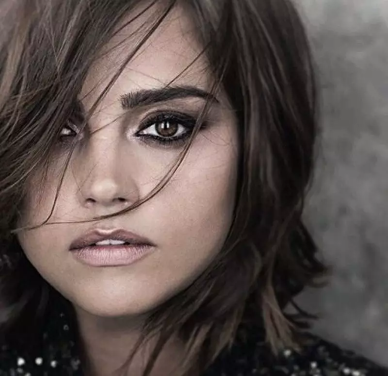 ‘Doctor Who’ stjarnan Jenna Coleman leikur í októberhefti Harrods Magazine árið 2015. Brunette íþróttaflott útlitið frá breska söluaðilanum.