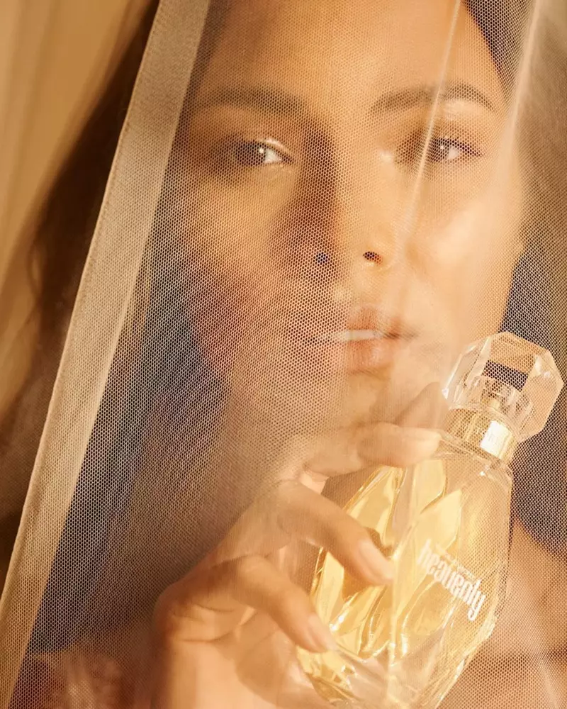 Lais Ribeiro aparece em close na campanha da fragrância Victoria's Secret Heavenly