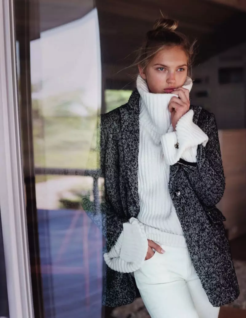 Romee Strijd se îmbracă în tricotaje elegante pentru ELLE Italia