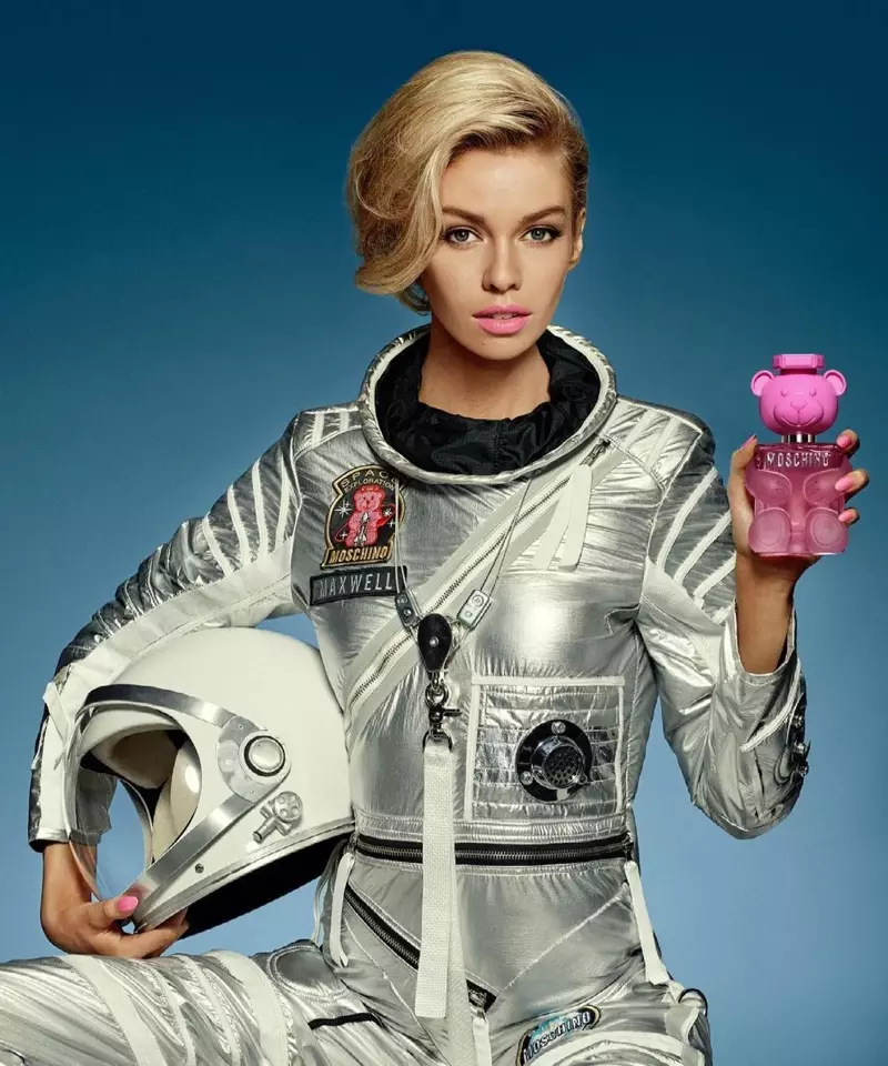 Stella Maxwell spillt an der Moschino Toy 2 Bubblegum Parfum Kampagne.