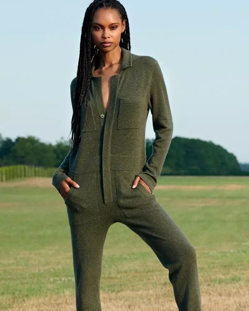 Taelor Thein pose dans une combinaison Aspen de la collection automne 2020 de Naked Cashmere.