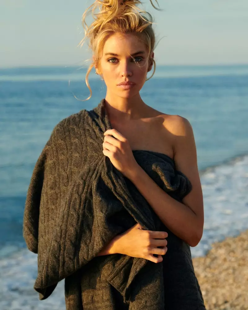 Modelul Stella Maxwell este chipul campaniei Naked Cashmere din toamna anului 2020.