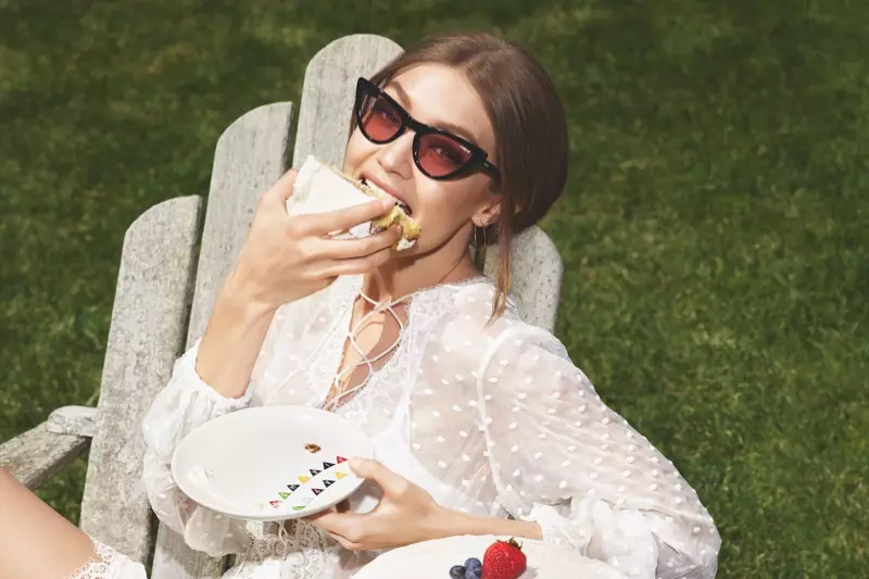 Qaadashada xoogaa keega ah, Gigi Hadid ayaa u taagan Vogue Eyewear