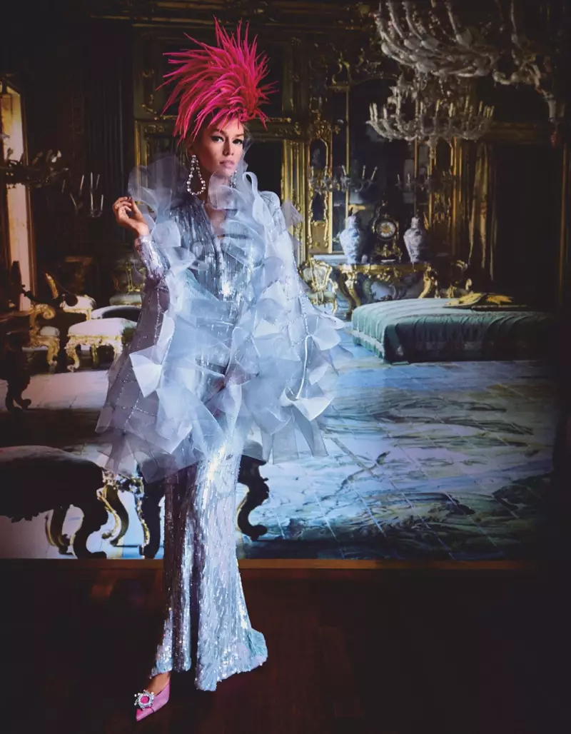 Stella Maxwell Alprenas Abundajn Aspektojn por Vogue Japan