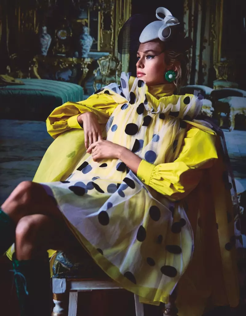 Stella Maxwell Alprenas Abundajn Aspektojn por Vogue Japan