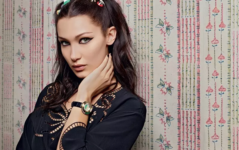 Si Bella Hadid ay nagsusuot ng burdado na kamiseta at relo sa kampanya ni Fendi sa tagsibol 2017