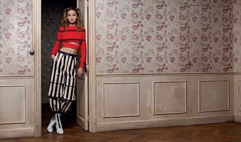 Modelo Gigi Hadid usa suéter cropped e calça listrada na campanha de primavera 2017 da Fendi