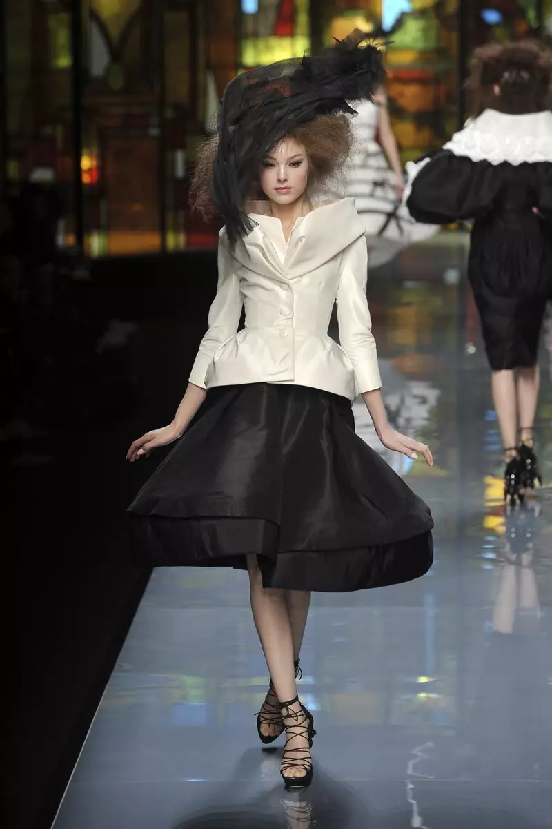 Dior bar tsho tau nthuav tawm nyob rau hauv lub caij nplooj ntoos hlav 2009 couture runway show.