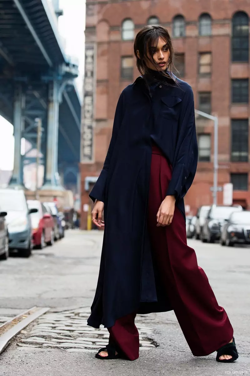 Mona Sultan Scarf, Elizabeth och James Thin Ring, Valentina Kova Theodora Dress, Paule Ka Burgundy Cotton Trousers och Avec Moderation St. Moritz Shearling Trimmed Slide