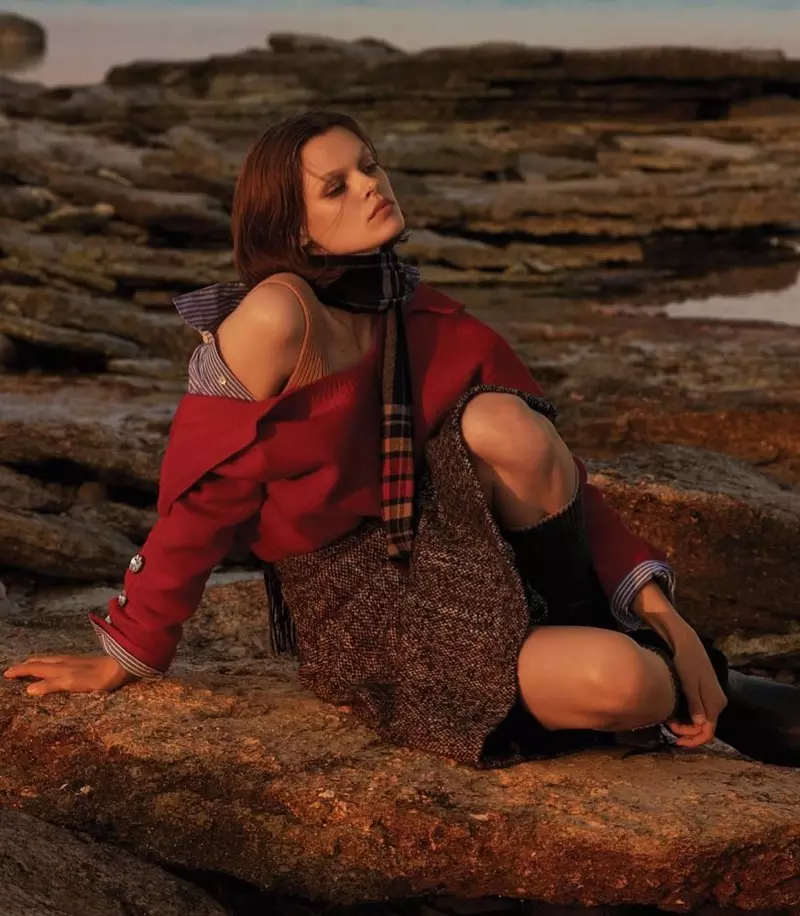 Cara Taylor Layers Up sa Autumn Fashion para sa WSJ. Magasin