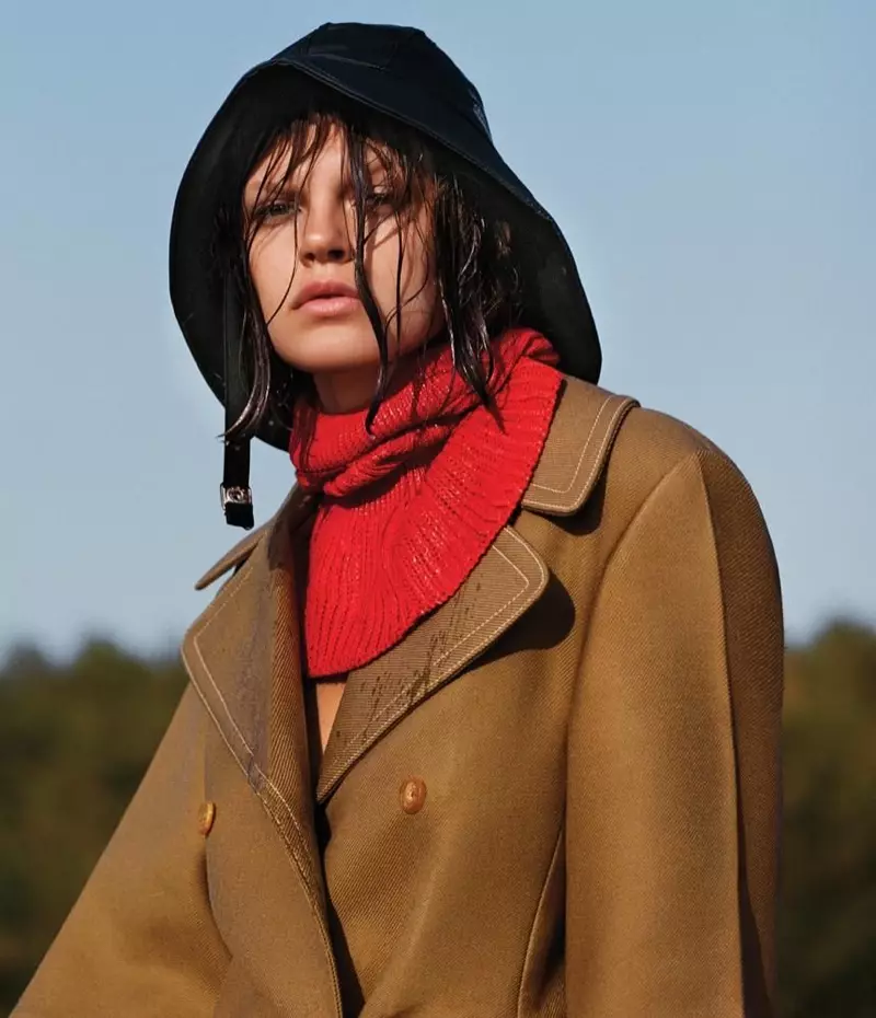 Cara Taylor Layers Up sa Autumn Fashion para sa WSJ. Magasin