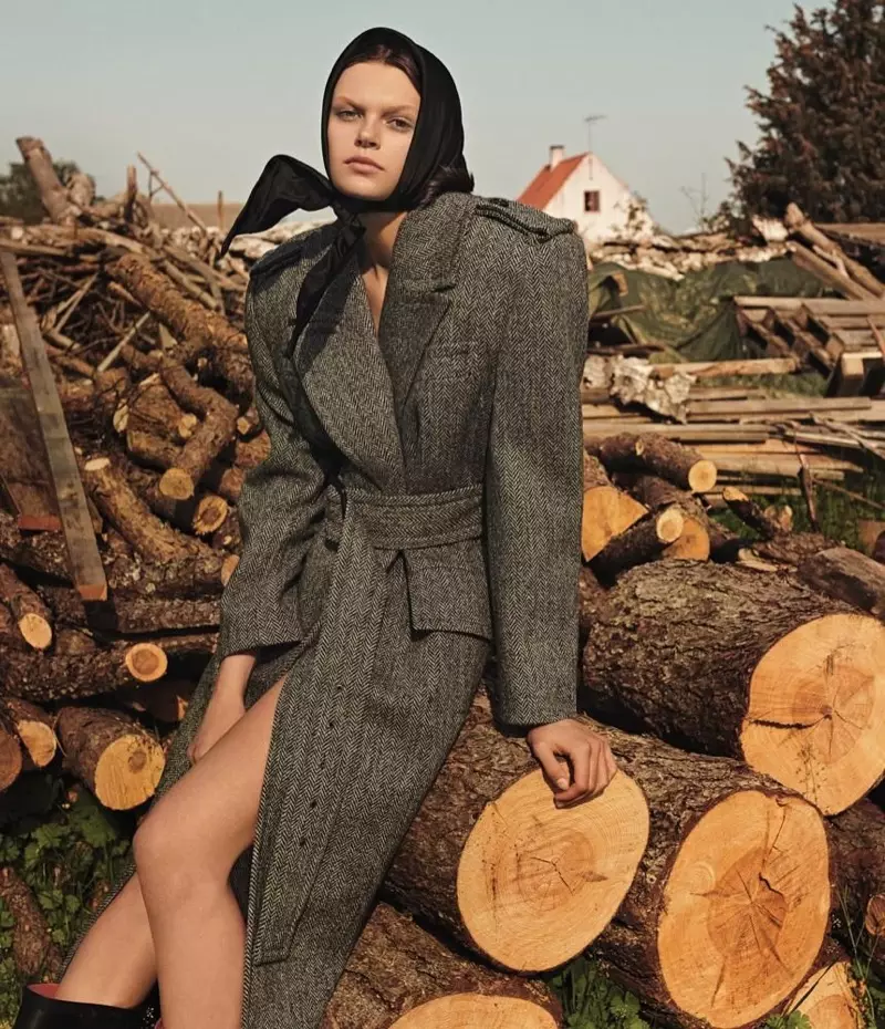 Cara Taylor Yashyizwe hejuru muri Autumn Fashion for WSJ. Ikinyamakuru