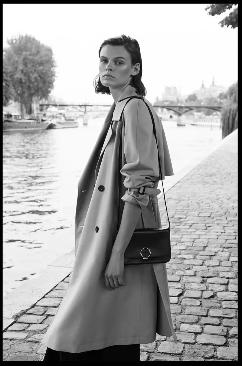 Cara Taylor pose dans un trench-coat Massimo Dutti et un sac à bandoulière en nappa