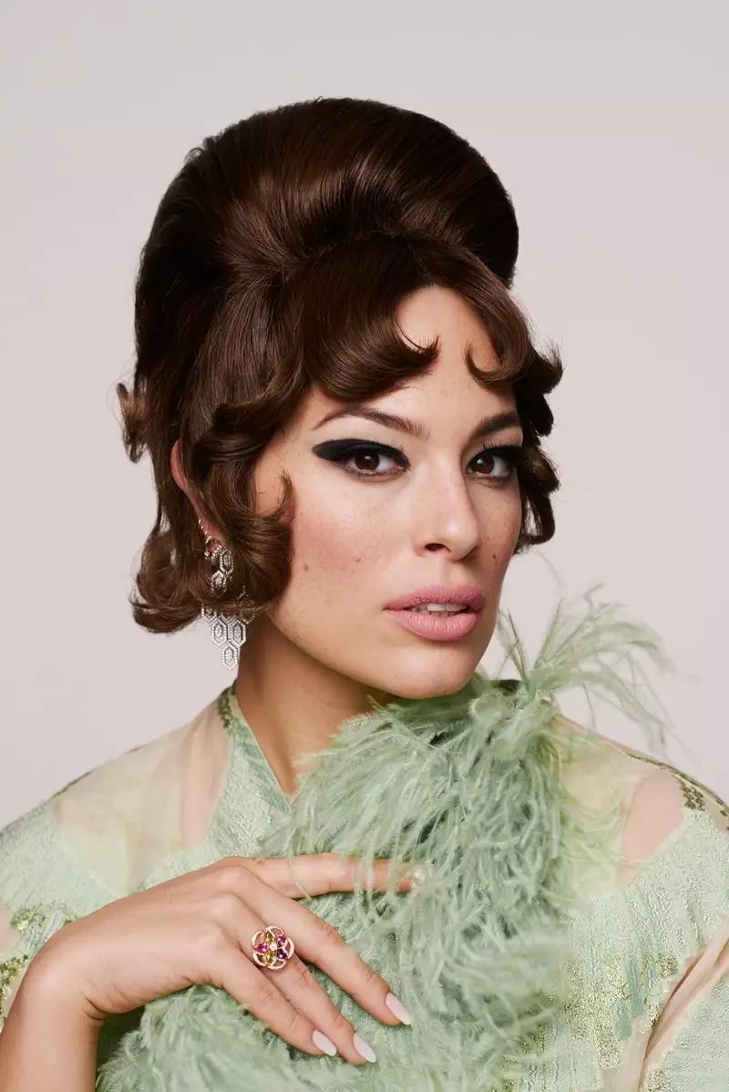 Ashley Graham Poses i Retro Styles mo Emirates Woman