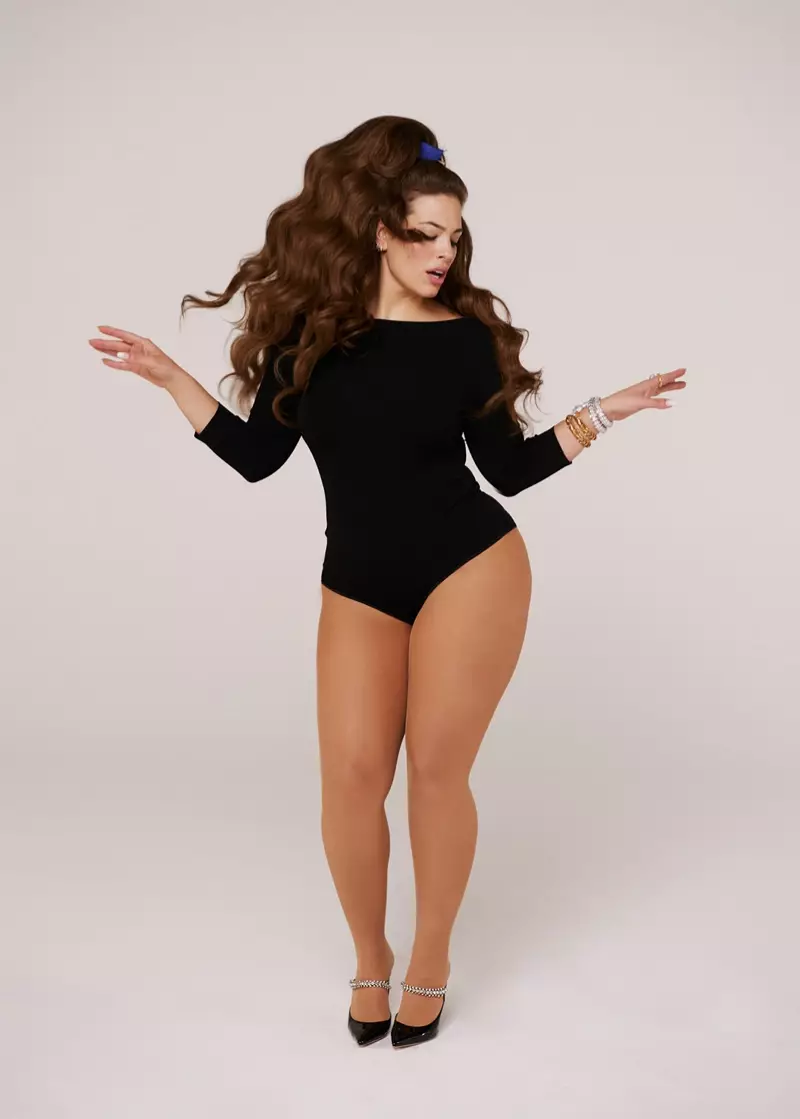 Ashley Graham Poża fi Stili Retro għall-Emirates Woman