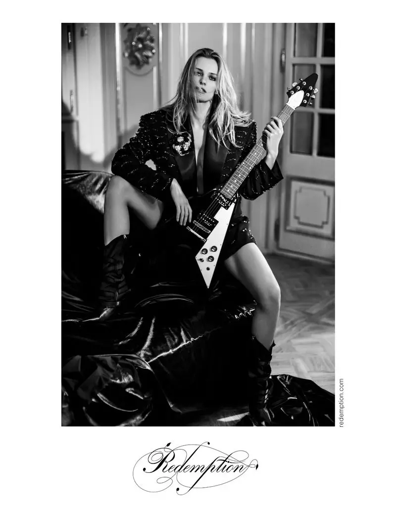 Edita Vilkeviciute, Redemption ilkbahar-yaz 2019 kampanyası için gitarıyla poz veriyor