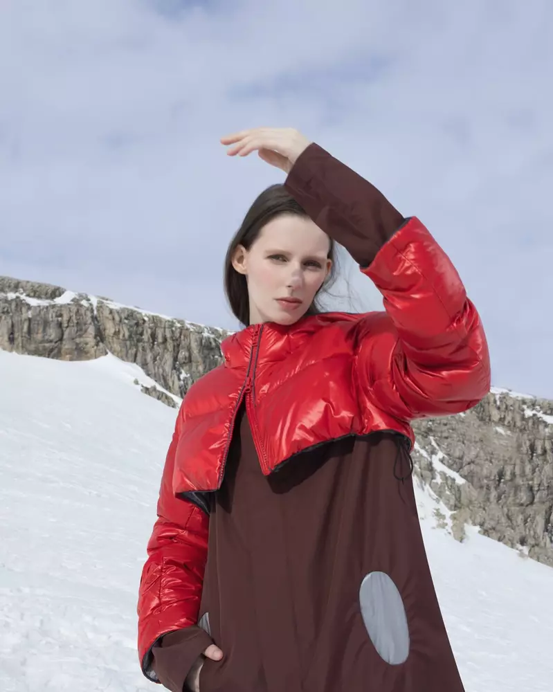 Лина Симонсен моделира Colmar A.G.E. од Morteza Vaseghi модуларен капут во трислојна ткаенина.
