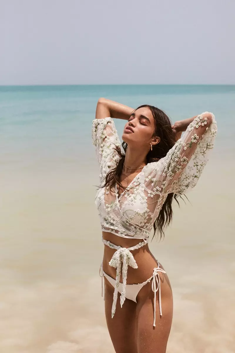 У купальніках For Love & Lemons Элен Роза пазіруе ў Картахене, Калумбія