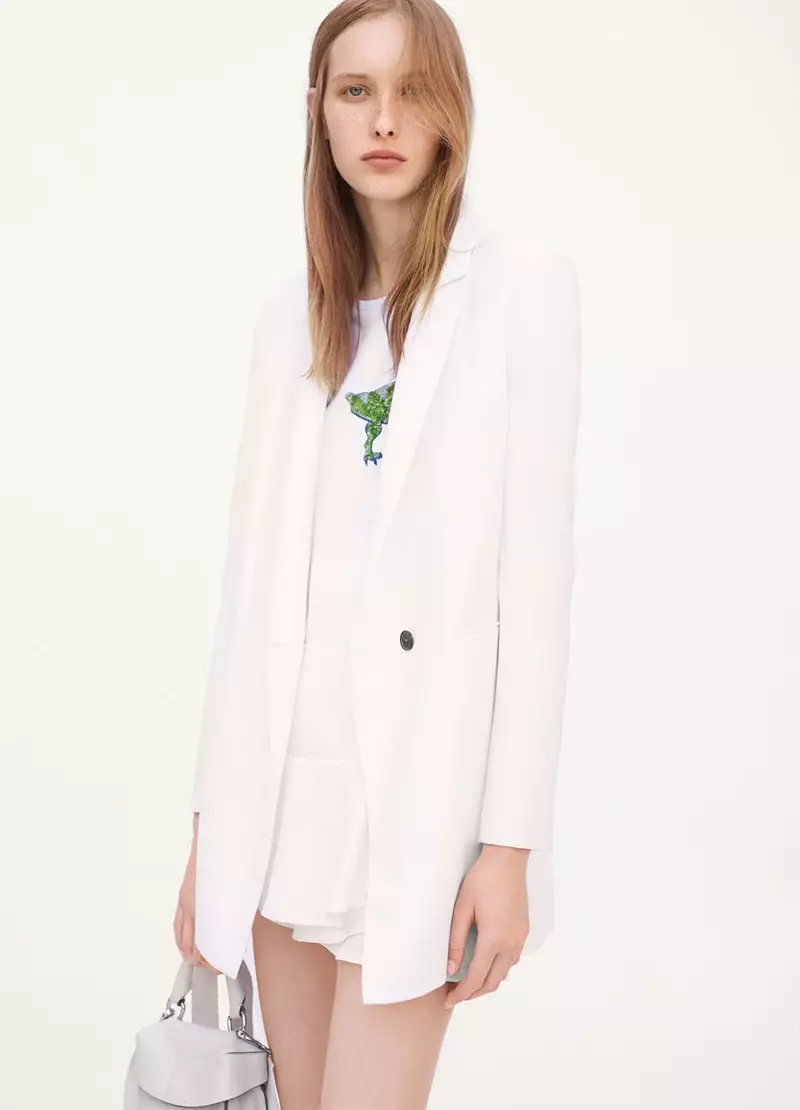 Zara Straight Cut Frock Coat, wyt T-shirt en streamende koarte broek