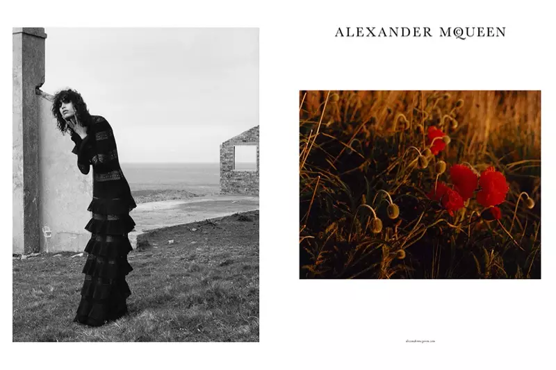 Mica Aganaraz speel in Alexander McQueen se herfs-winter 2016-veldtog