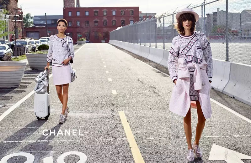 Lineisy Montero e Mica Arganaraz estrelam a campanha primavera-verão 2016 da Chanel