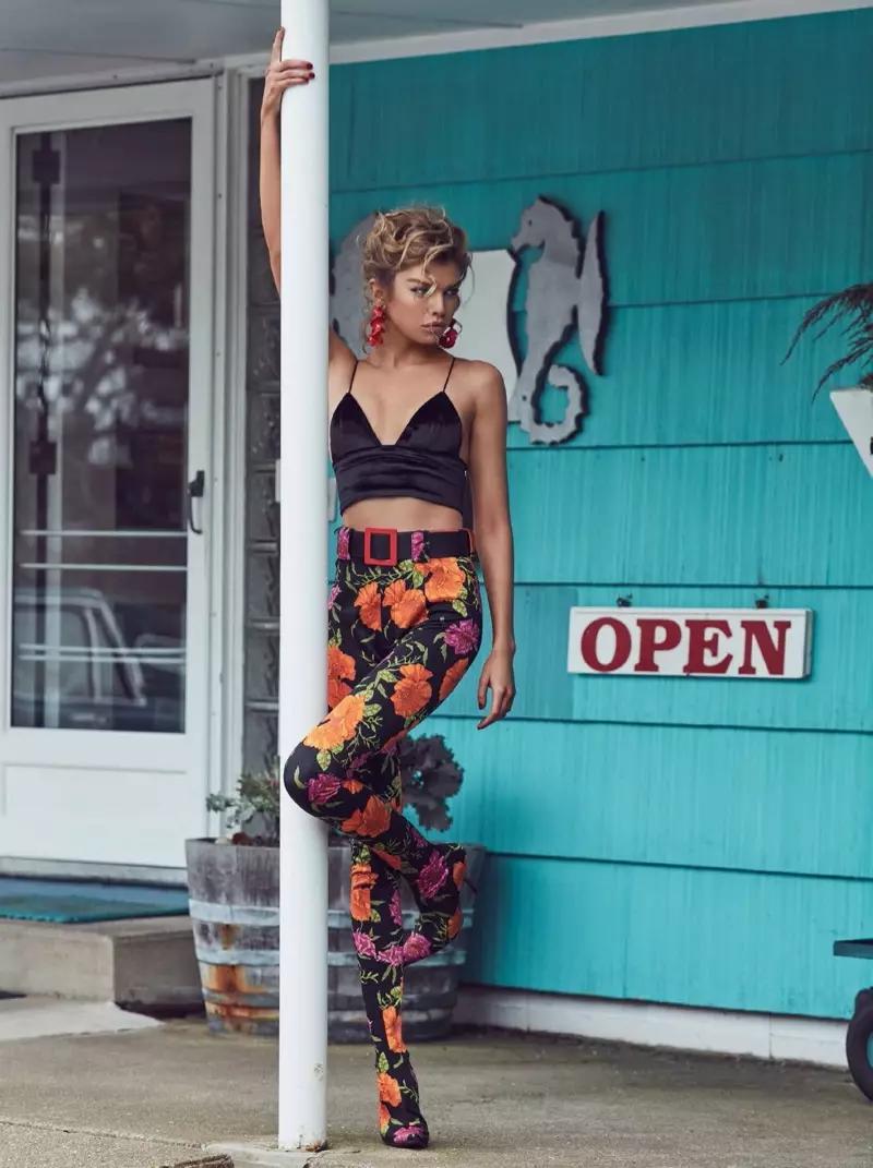 Stella Maxwell si dede dudu bralette pẹlu Balenciaga ti ododo si ta sokoto