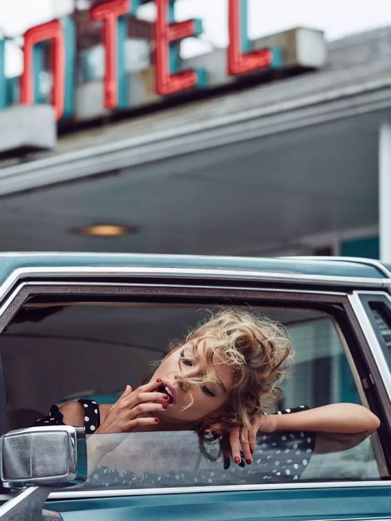 Stella Maxwell poseer in 'n motor met 'n polkakolletjie-rok wat van die skouer af is