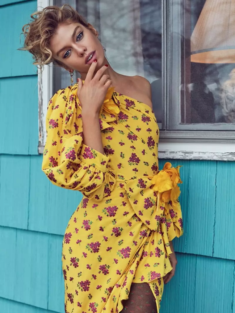 Stella Maxwell omhels blomme en poseer in eenmou Gucci-rok