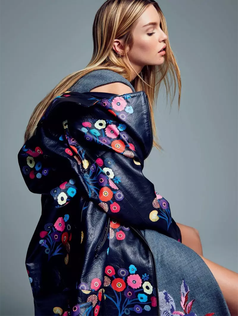 Stella Maxwell viste abrigo bordado Stella Maxwell modelos chaqueta Tanya Taylor y vestido Kenzo