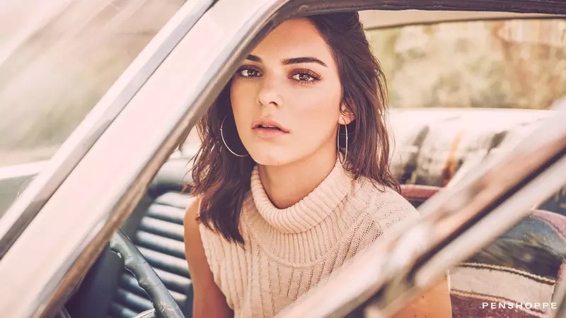 Model Kendall Jenner posearret yn Penshoppe's maitiidskampanje fan 2017