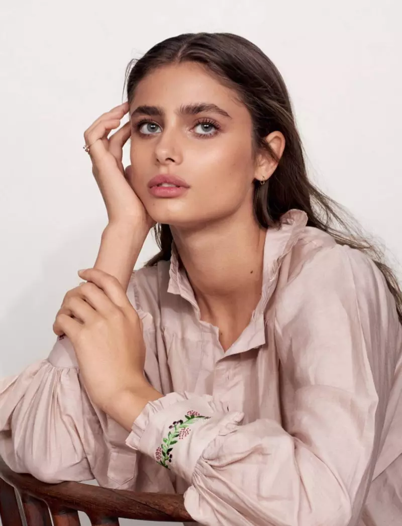 Taylor Hill modellerar Marie Lichtenberg blus, And...Paris örhängen och Pascale Monvoisin ring