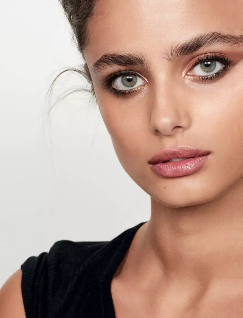 Taylor Hill pose en t-shirt Majestic Filatures