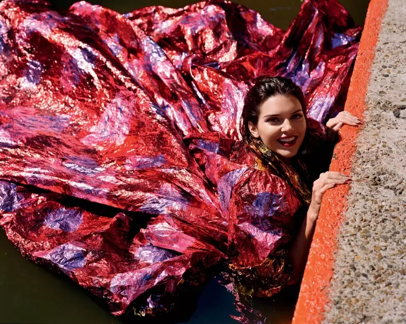 Kendall Jenner se transforma en looks de otoño para la revista LOVE