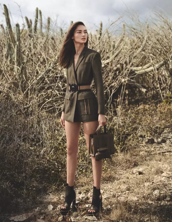 Bruna Tenorio modelléiert eng Versace Jackett a Shorts