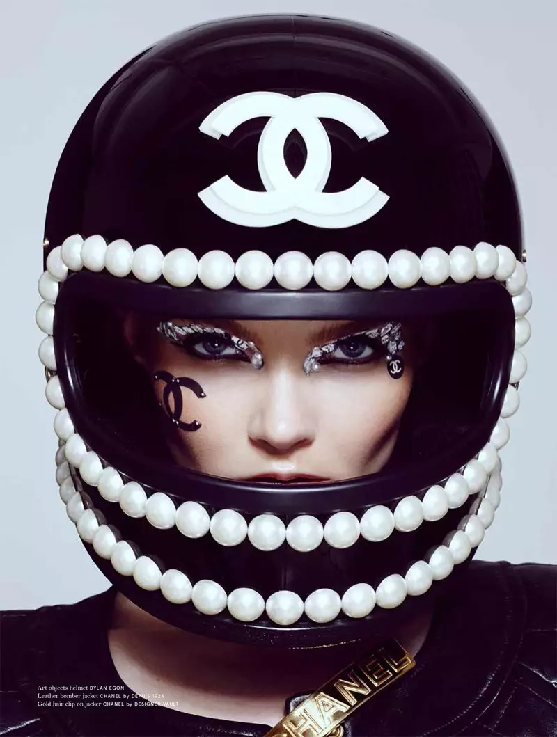 Enly porte un casque orné de perles