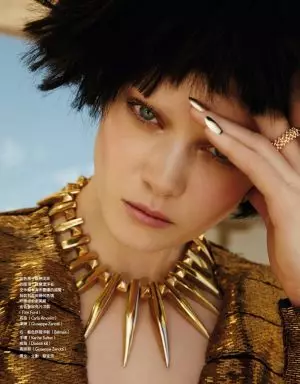 Golden Eye: Diana Moldovan Glitters im Metallic-Stil für Vogue Taiwan